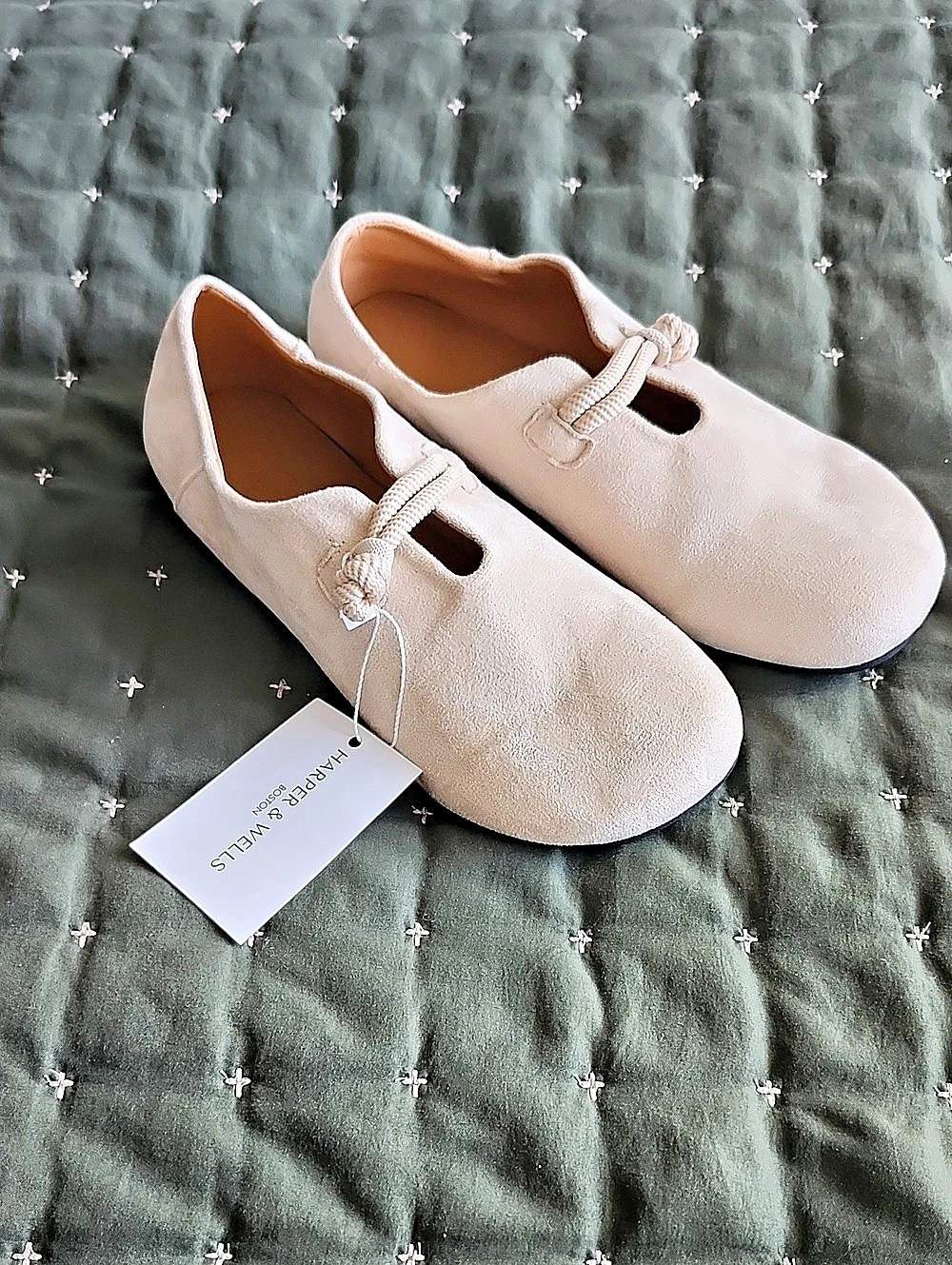 Harper & Wells Cream Round Toe Flats NWT